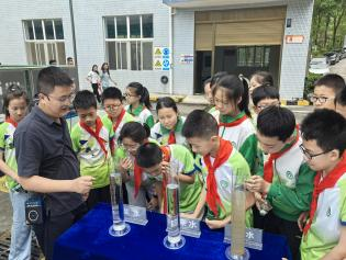 重庆水务集团豪洋公司彭水污水处理厂开展环保开放日活动  小学生零距离感受“污水变清流”