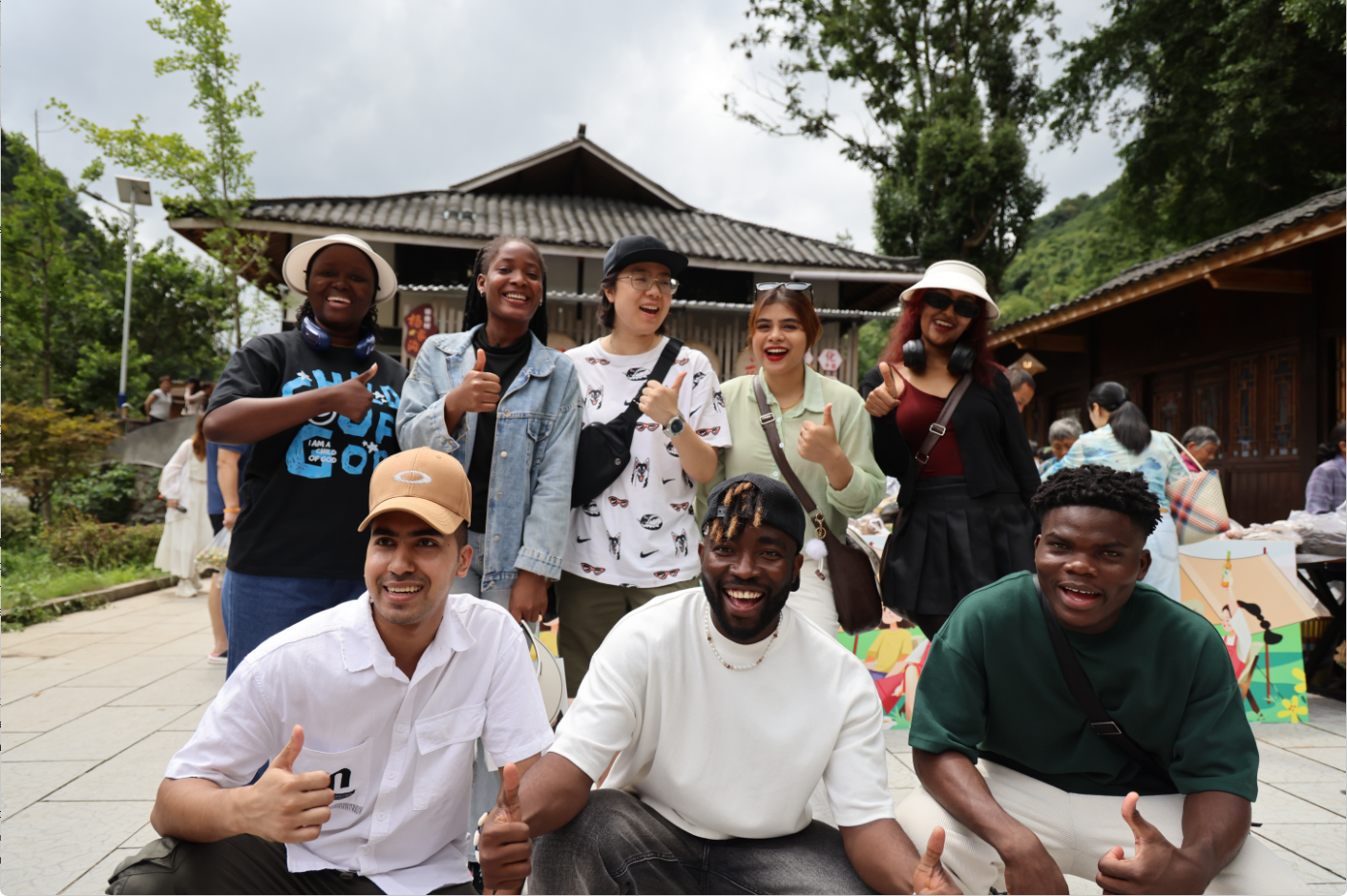 Foreign Students Explore Chongqing’s Jinfo Mountain, Embracing the Beauty of China