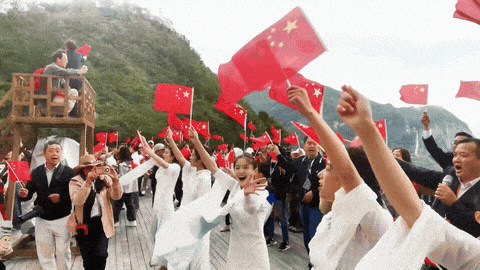 欧美游客盛赞重庆巫山：“紫色山脉与快乐的人们同样令人难忘”