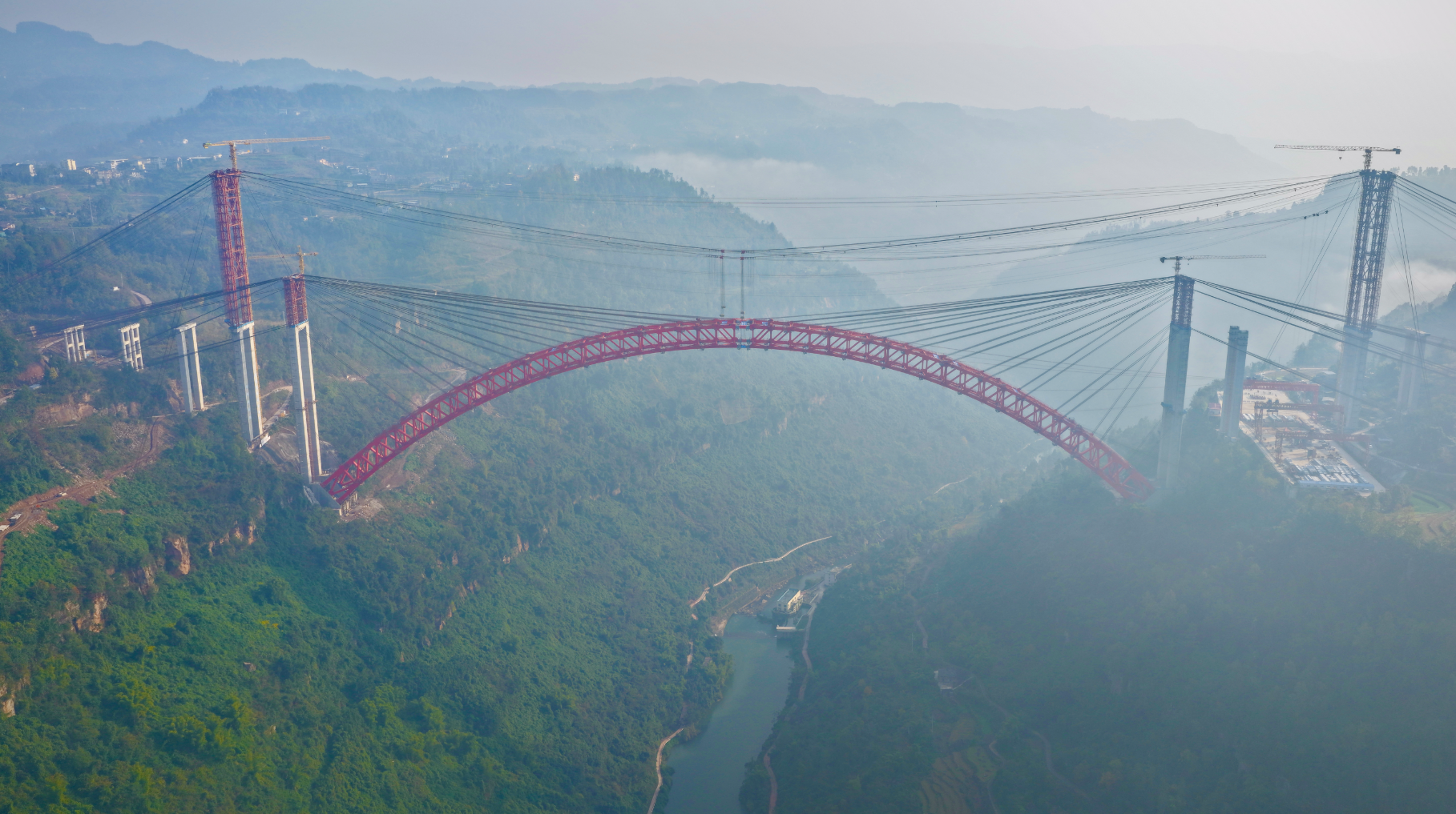 创造三个世界奇迹 世界跨径最大钢拱桥凤来大溪河特大桥钢桁拱合龙