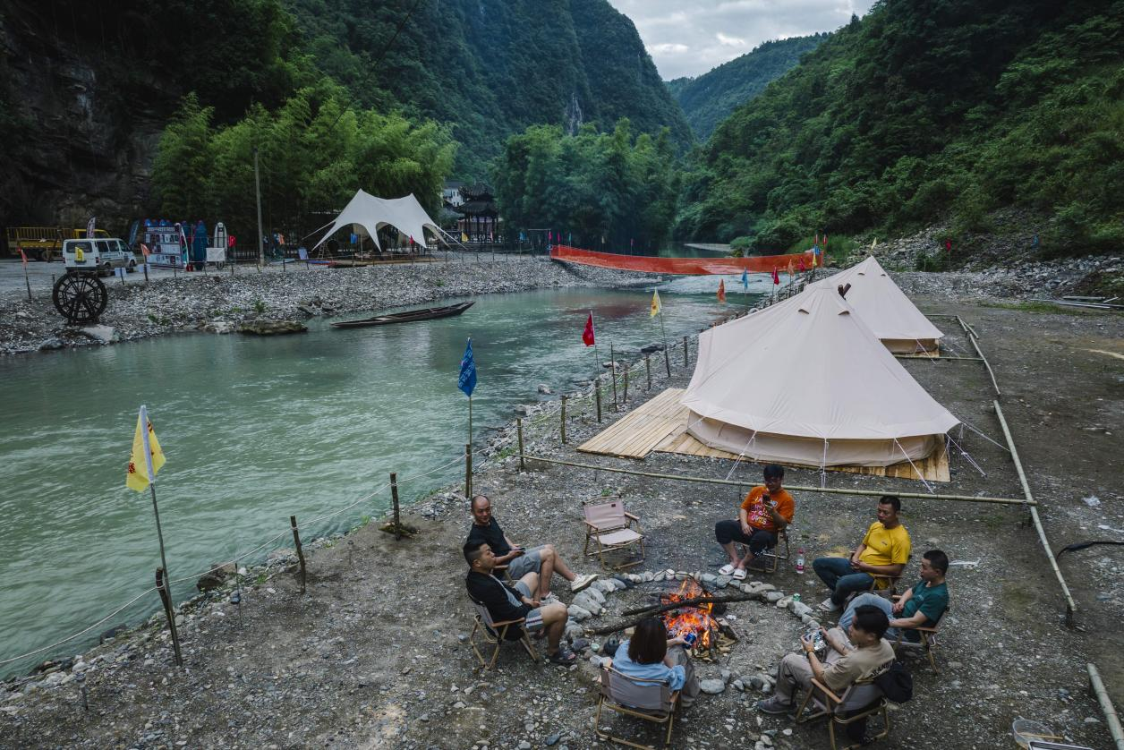 武隆土地乡：四大营地藏秘境 地心探险醉土家