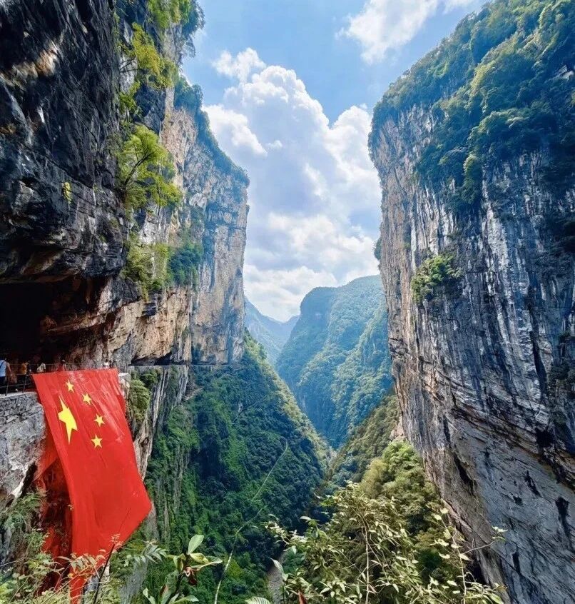 “重庆版红旗渠”武隆渠国庆试营业  4285米绝壁凿渠铸丰碑 赓续奋斗礼赞国庆